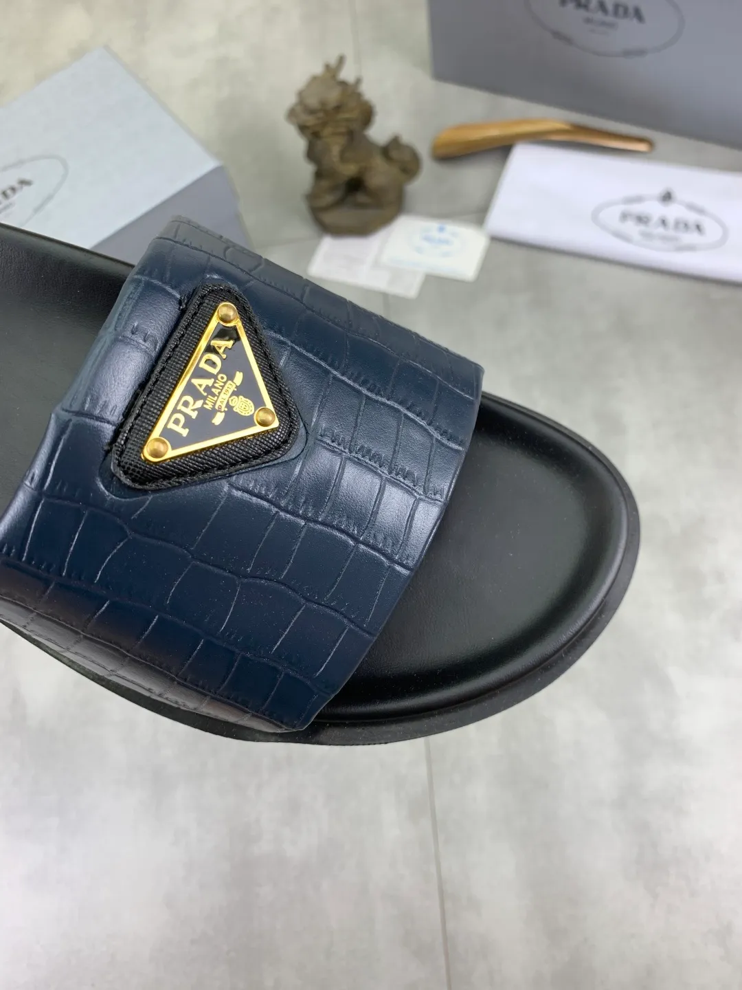Men's shoes 💰P320💰【New style】🎁🎁🎁 PRADA Prada's new casual slippers, original official website, perfect workmanship, conveying a kind of noble luxury, sublimating its definition of luxury in Prada's high-end extraordinary craftsmanship. Original combination outsole, code number: 38-44 (45 customized) Multiple colors 🉑️ to choose from